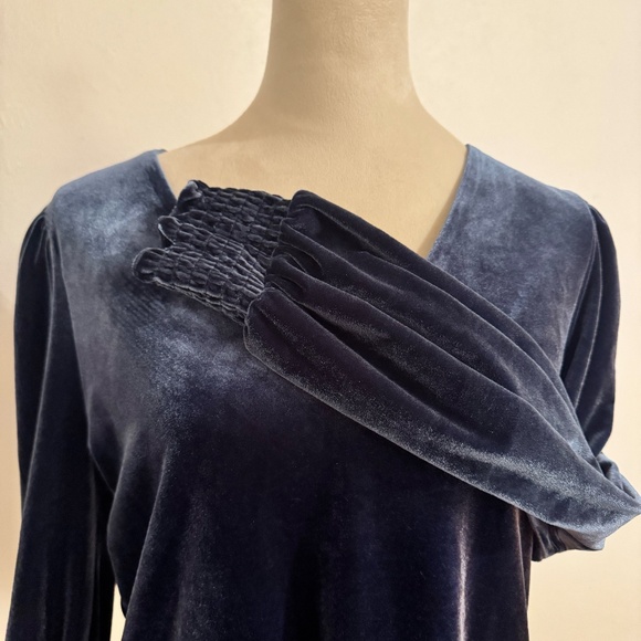 Navy Blue Velvet V-Neck Puff Sleeve Top by EVEREVE - Picture 3 of 4